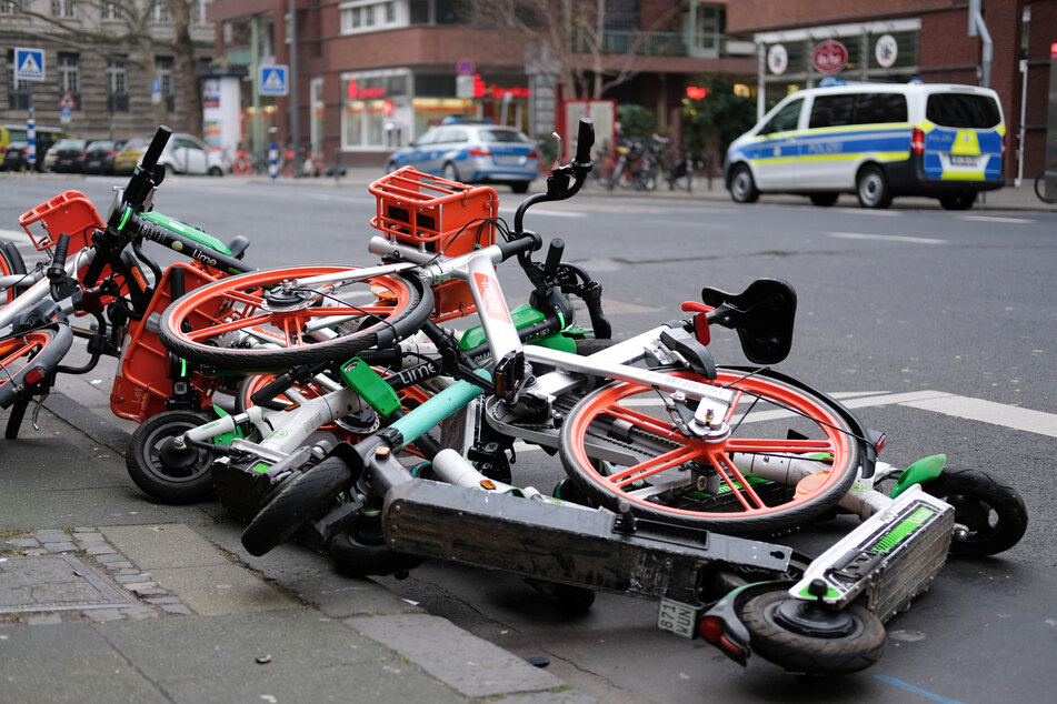 E-Scooter und Leihfahrräder werden regelmäßig sehr schlecht behandelt. Manche davon landen in einem Haufen auf der Straße, andere landen eben im Rhein.