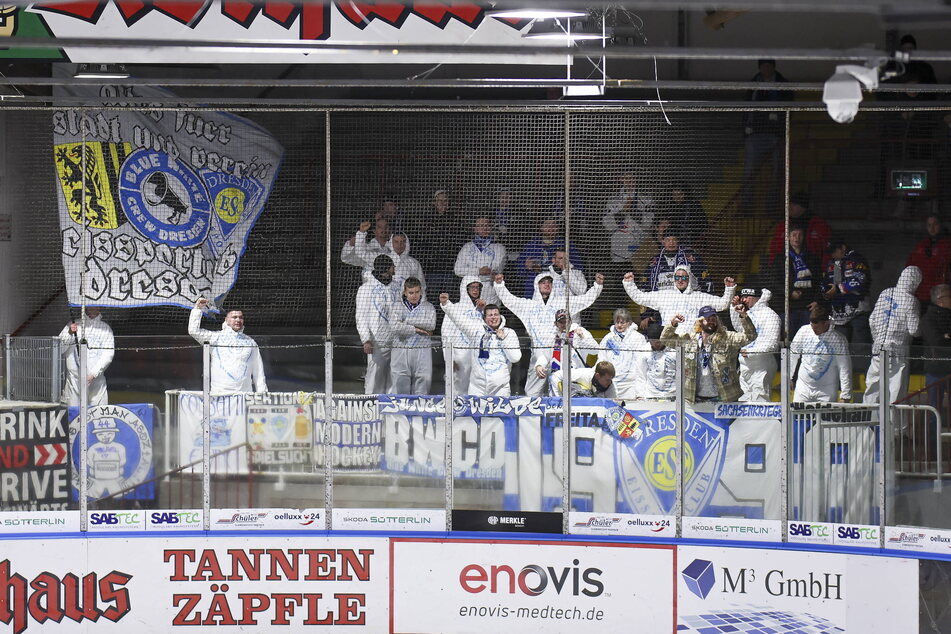 Die Mitgereisen Eislöwen-Fans feierten den wichtigen 4:0-Sieg.