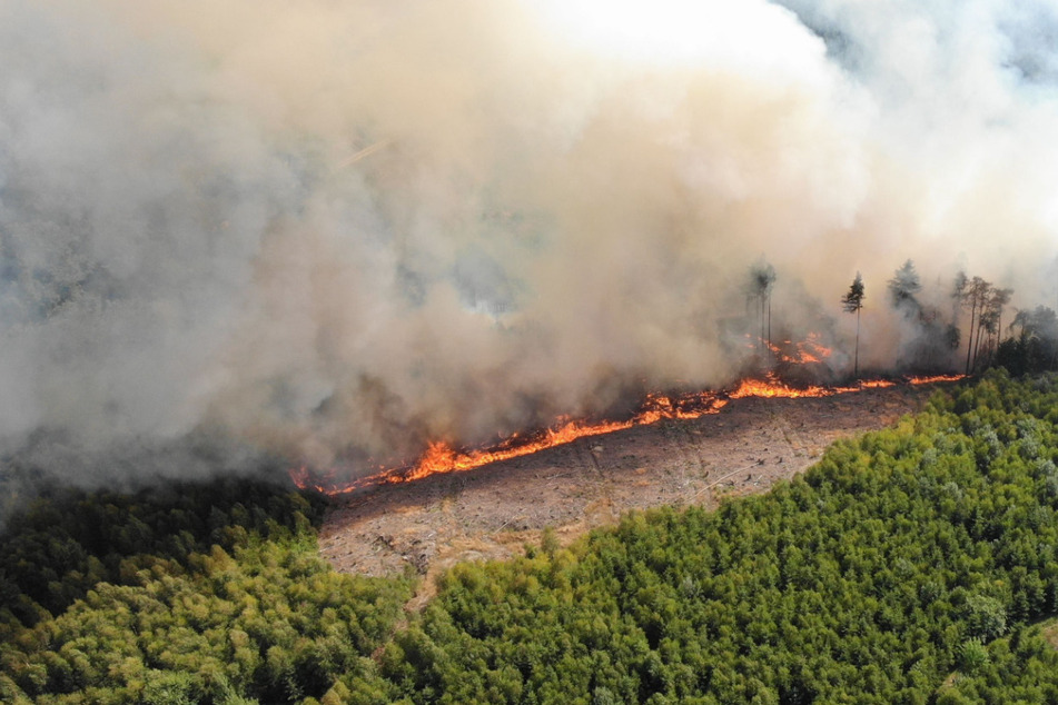 NRW-Feuerwalzen: Brandwache in Iserlohn dauert an - Waldbrand in Sundern gelöscht