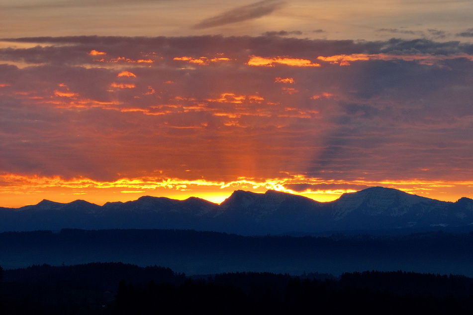 Hinter den Bergen bei Tettnang im Bodenseekreis ist der Sonnenaufgang ein echter Hingucker.