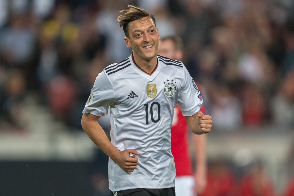 Mesut Özil (34) gewann mit der deutschen Nationalmannschaft den WM-Titel in Brasilien. Jetzt hat er seine Karriere beendet.