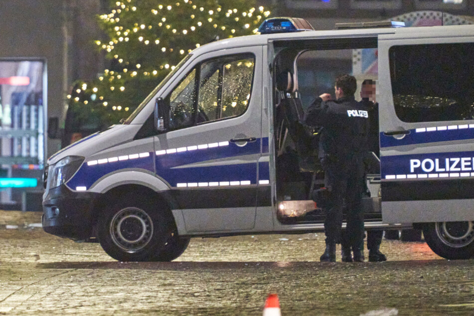 Das Foto vom Dienstagabend zeigt Polizisten in der Innenstadt von Trier.