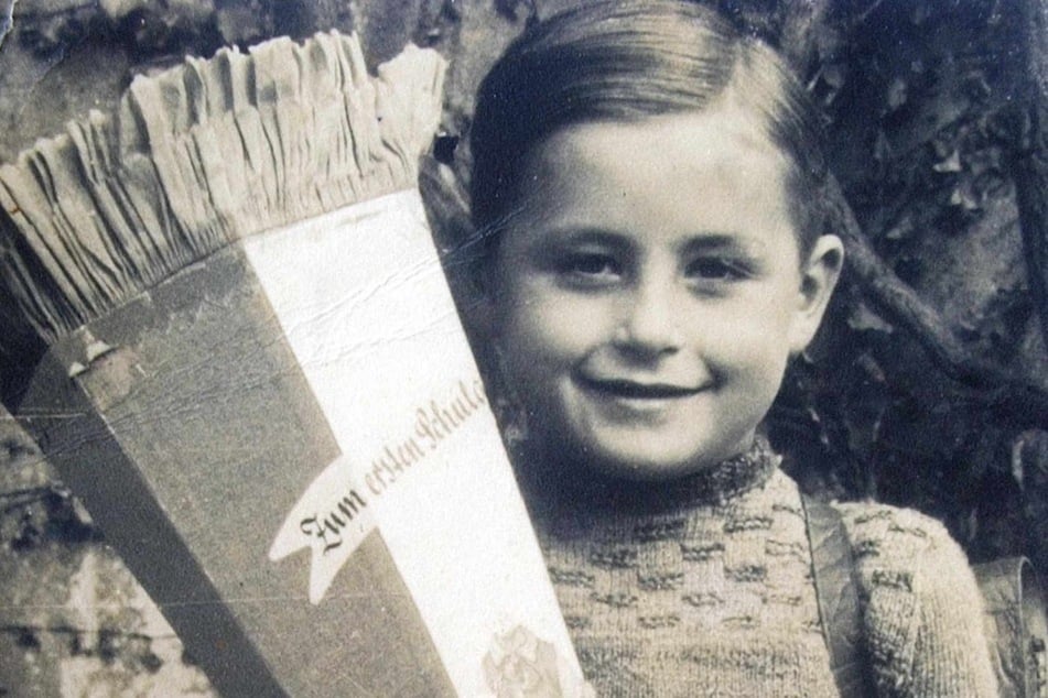 Der kleine Wolfgang bei der Einschulung 1952.