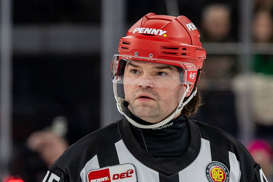 Schiedsrichter Roman Gofman entschied auf Tor, auch wenn der Puck mit der Hand in Richtung Linie geschoben wurde.