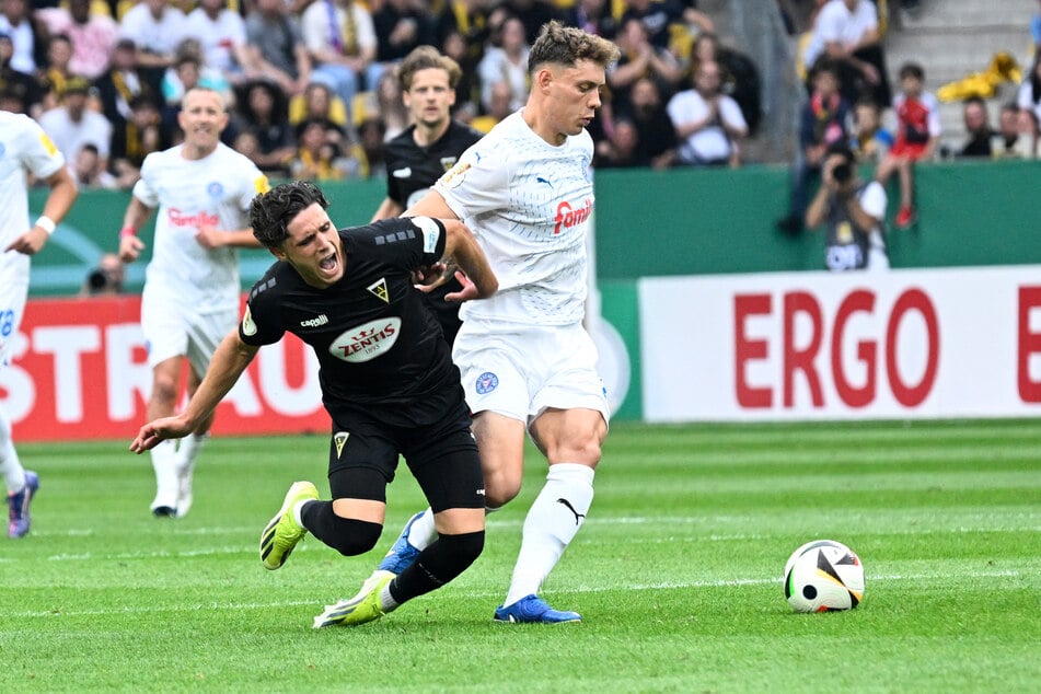 Aachens Sofiane El-Faouzi (l.) und Kiel-Kicker Patrick Erras kämpfen um den Ball.