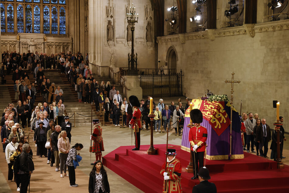 Königin Elizabeth II. wird bis zum 19. September in der Westminster Hall im Palast von Westminster ruhen, wenige Stunden vor ihrer Beerdigung.