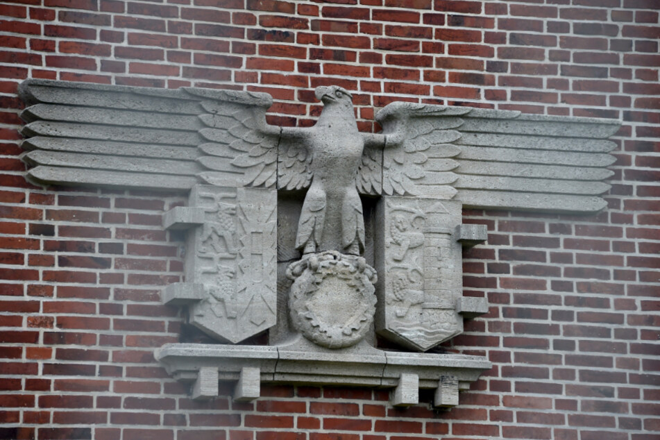 Ein steinerner, vom Hakenkreuz bereinigter Adler, erinnert an der Sportschule auf dem Gelände der Marineschule in Mürwik an die NS-Vergangenheit. (Archivbild)