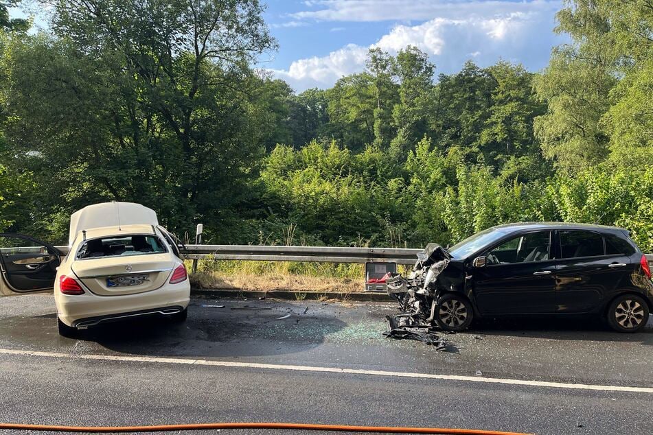 Beide Fahrzeuge waren nach dem heftigen Crash nicht mehr fahrbereit und mussten abgeschleppt werden.