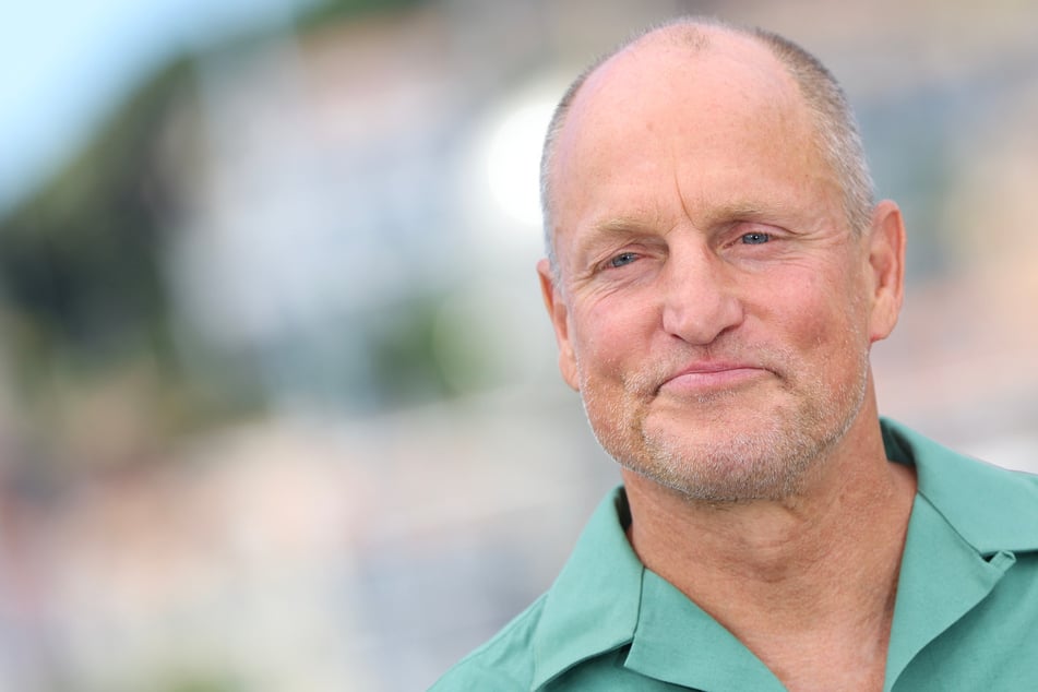 Woody Harrelson calls on Americans to "demonstrate like the French"