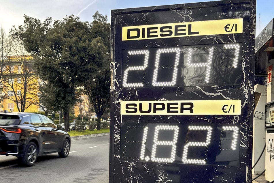 Ein Anblick, der nicht nur bei Autofahrern in Italien Wehleiden verursacht. Spritpreise jenseits der Zwei-Euro-Marke gehören auch in Deutschland momentan zur bitteren Realität.