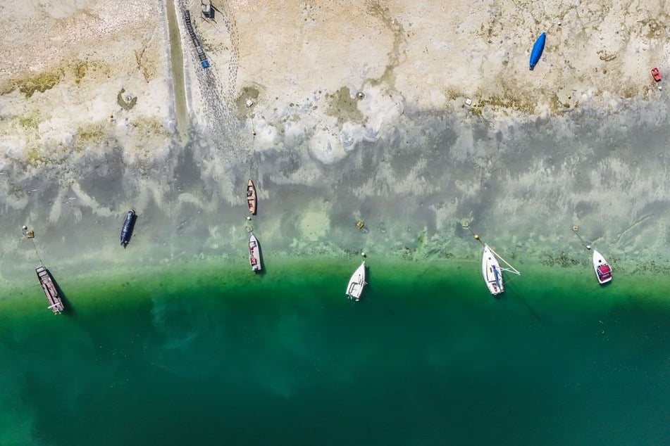 Da das Wasser zu flach ist, können Boote und Ausflugsschiffe nicht fahren.