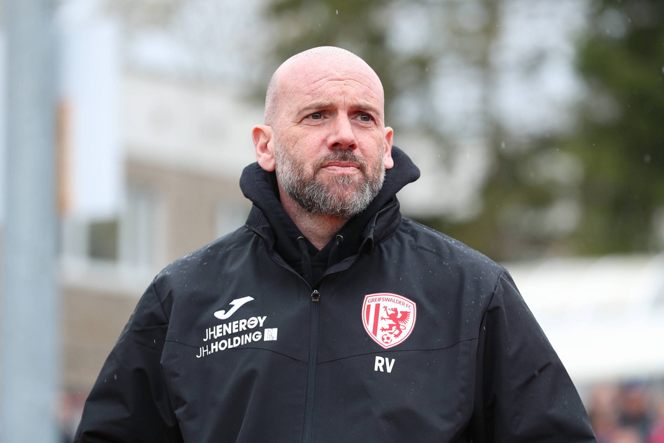 Kurze Zusammenarbeit: Nach knapp zwei Monaten und neun Pflichtspielen endet die Amtszeit von Roland Vrabec (49) als Trainer des Greifswalder FC wieder.