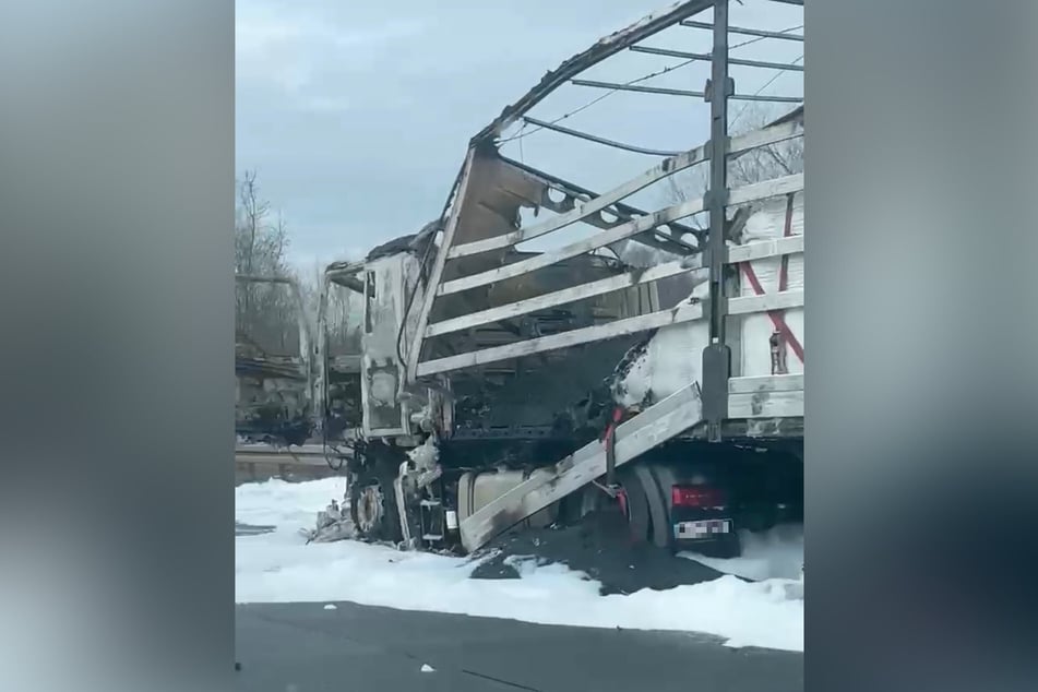 Ein MAN-Lkw ging am Donnerstagvormittag auf der A4 nahe Pulsnitz in Flammen auf.