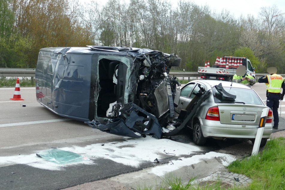 Der Ford krachte in den Schilderwagen und kippte zur Seite.