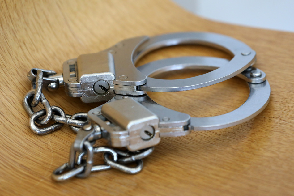 Wiederholungstäter überfällt Geschäft: Polizei lässt Handschellen klicken