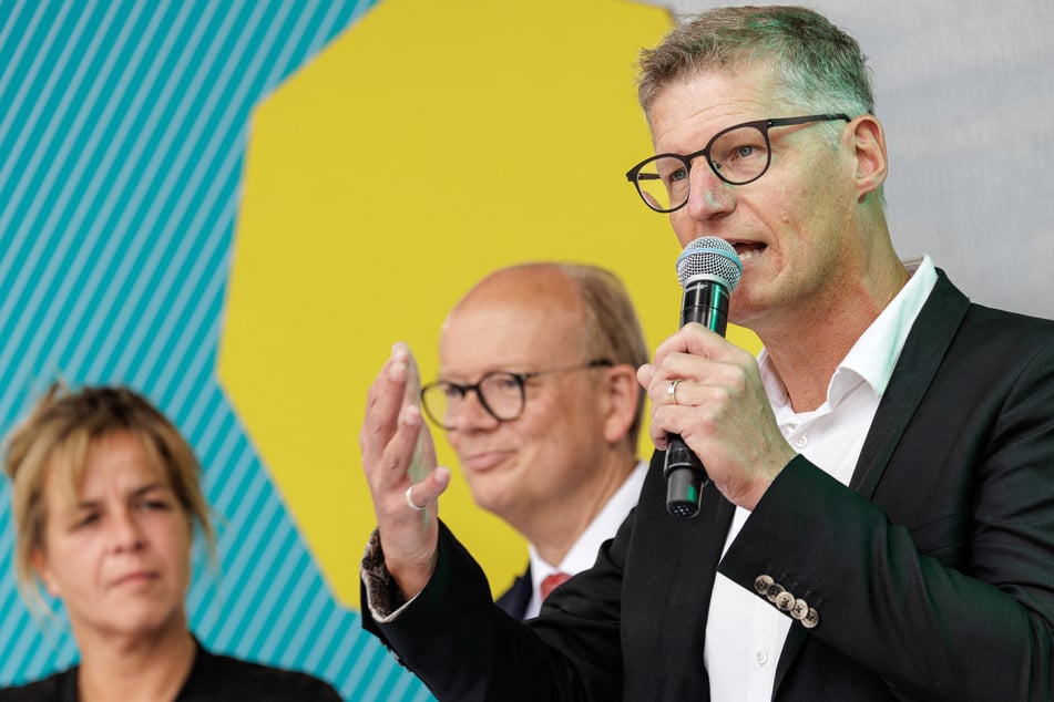 Münsters Oberbürgermeister Tilmann Fuchs (56, Grüne) eröffnete den NRW-Tag in seiner Stadt. Im Hintergrund: die stellvertretende Ministerpräsidentin Mona Neubaur (49, Grüne) und Landtagspräsident André Kuper (65, CDU).