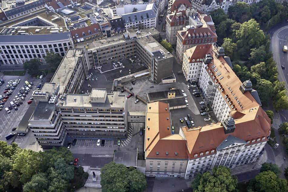Das Matthäikirchhof-Areal aus der Vogelperspektive - links der Riegel der Stasi-Zentrale von 1984, rechts unten die "Runde Ecke", unten mittig die Treppe mit dem Wagner-Denkmal.