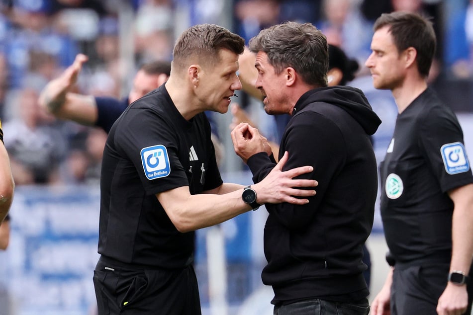 Dynamo-Coach Thomas Stamm (r.) war mit der frühen Gelben Karte für Lars Bünning gar nicht einverstanden und diskutierte mit Schiedsrichter Patrick Ittrich (l.).