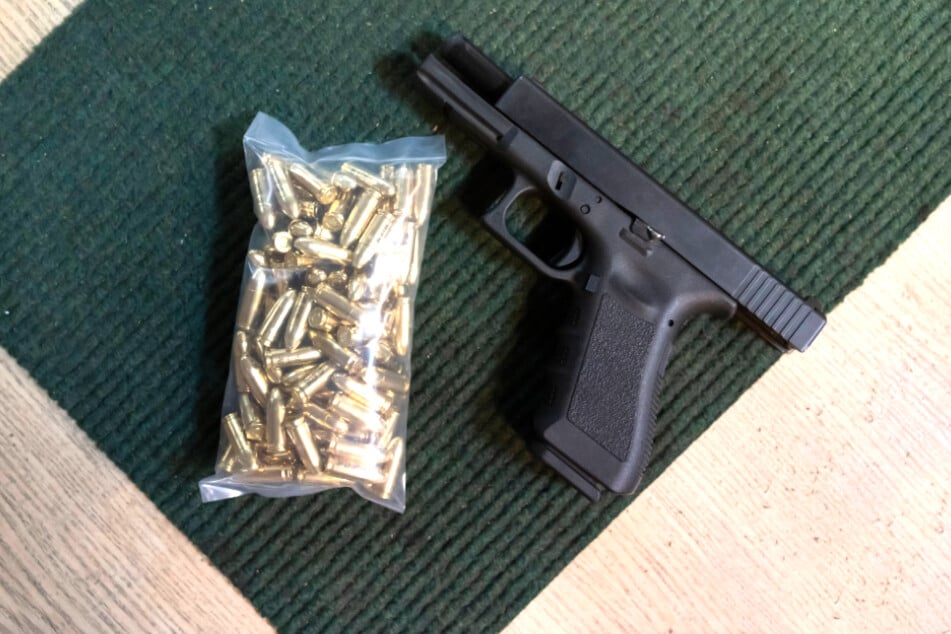 Waffen und Munition stellten die Ermittler in dem Fahrzeug sicher. (Symbolbild)