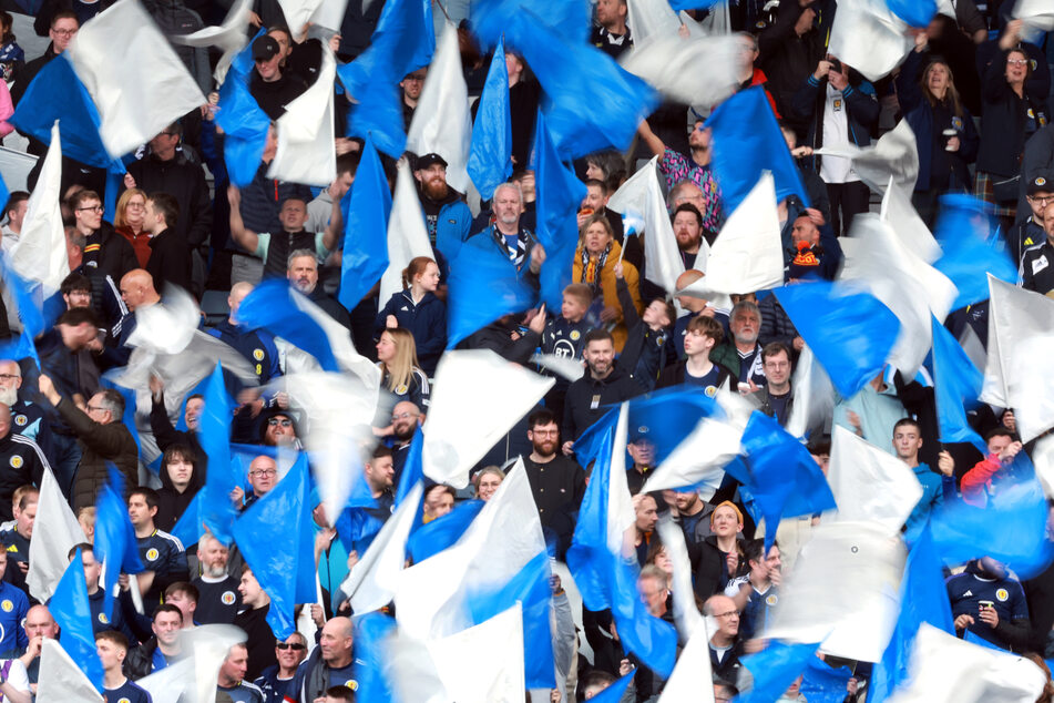 Fans der schottischen Fußball-Nationalmannschaft werden ihr Team nach vorne peitschen.