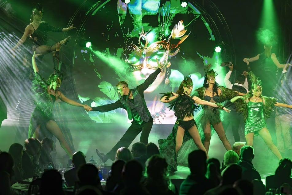 In der neuen Dinnershow "Mystique" mischt ab Donnerstag auch die Sarrasani-Tochter mit.