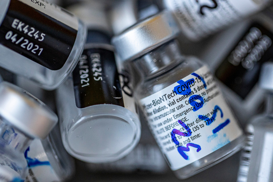 Leere Ampullen, die den Impfstoff gegen Covid-19 von Pfizer-Biontech enthielten, liegen auf einem Haufen.