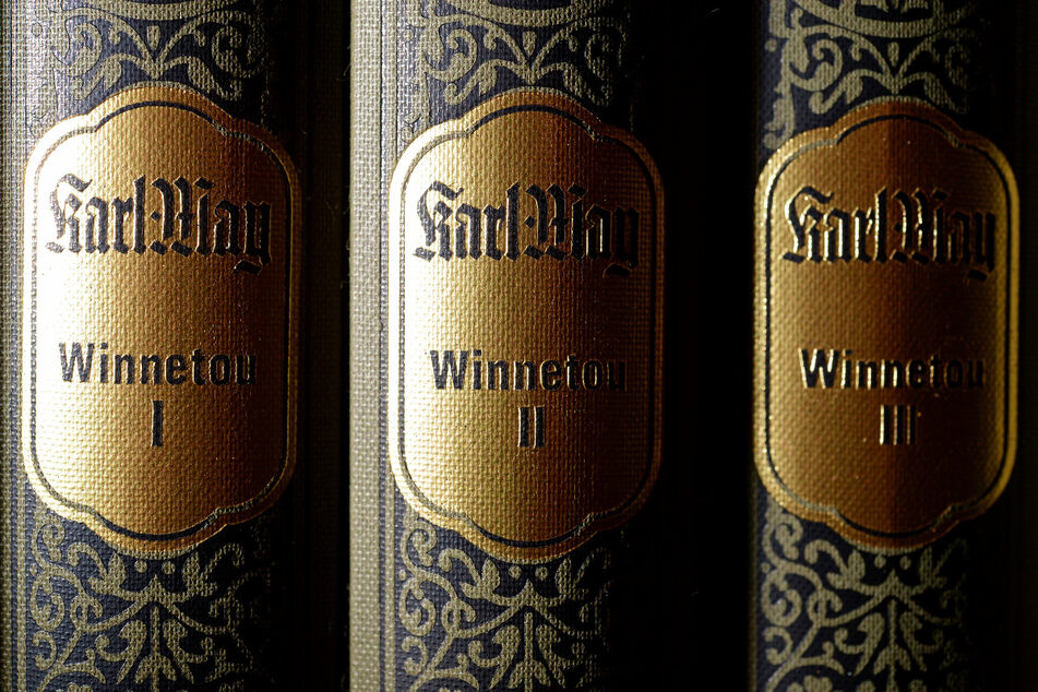 "Winnetou"-Bücher stehen in einem Regal des Karl-May-Verlages in Bamberg.