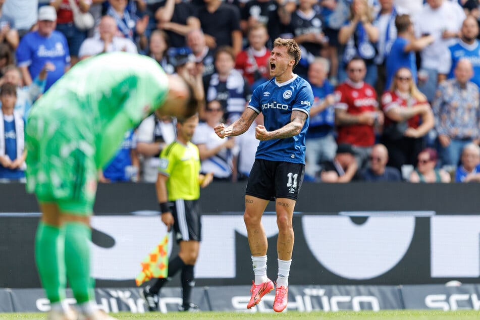 Bielefelds Grodowski ist heute on fire und legt per Elfmeter seinen dritten Treffer nach.