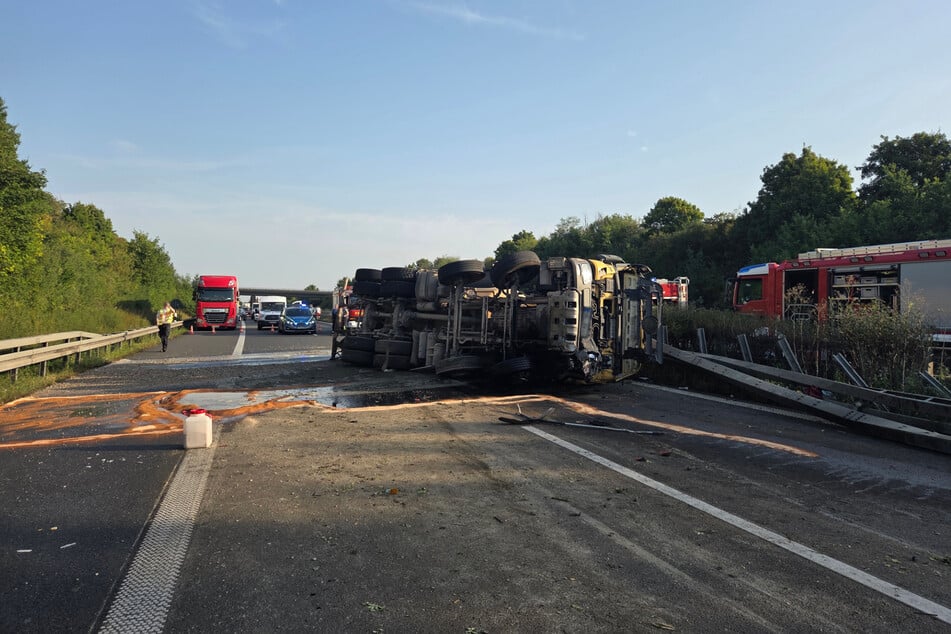 Auf der A14 bei Halle kam es am Freitagmorgen zu einem schweren Lastwagen-Unfall.