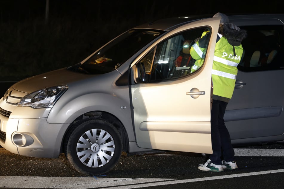 Ihren eigenen Wagen hatte sie aufgrund einer Panne mitten auf der Bundesstraße abstellen müssen.