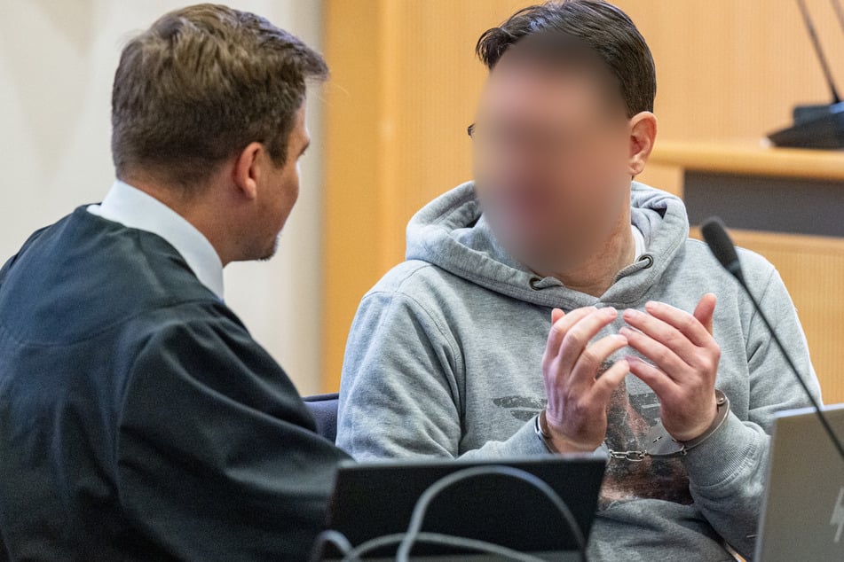Mordprozess in Regensburg: Neffe soll Onkel mit 13 Beilhieben getötet haben