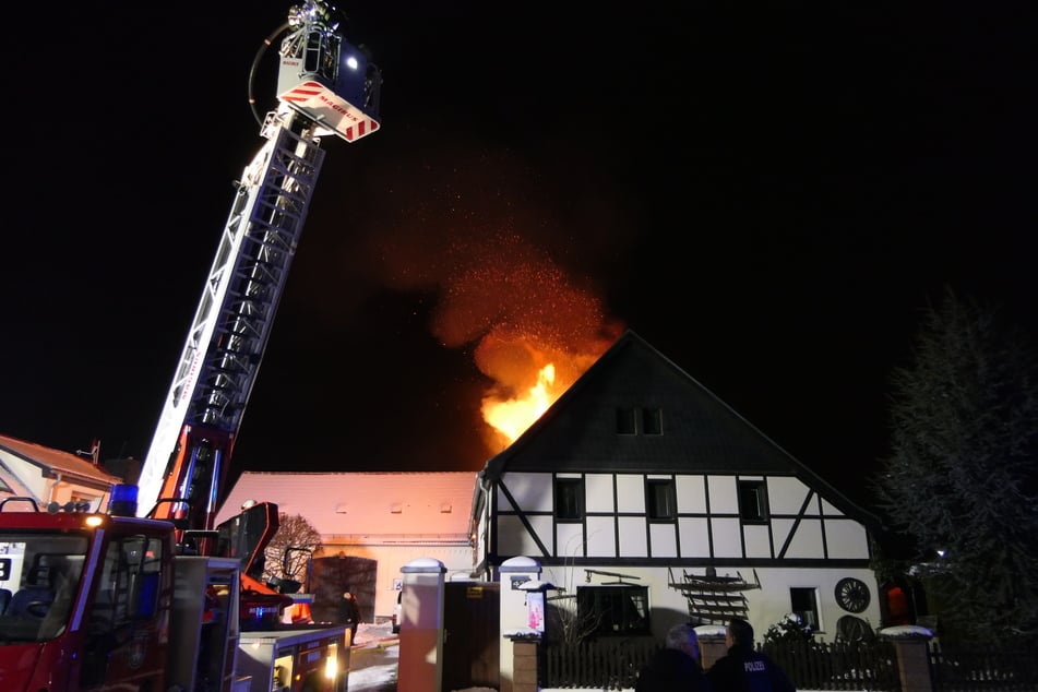 Bilder von vor Ort zeigen, dass die Flammen aus dem Dach aufstiegen.