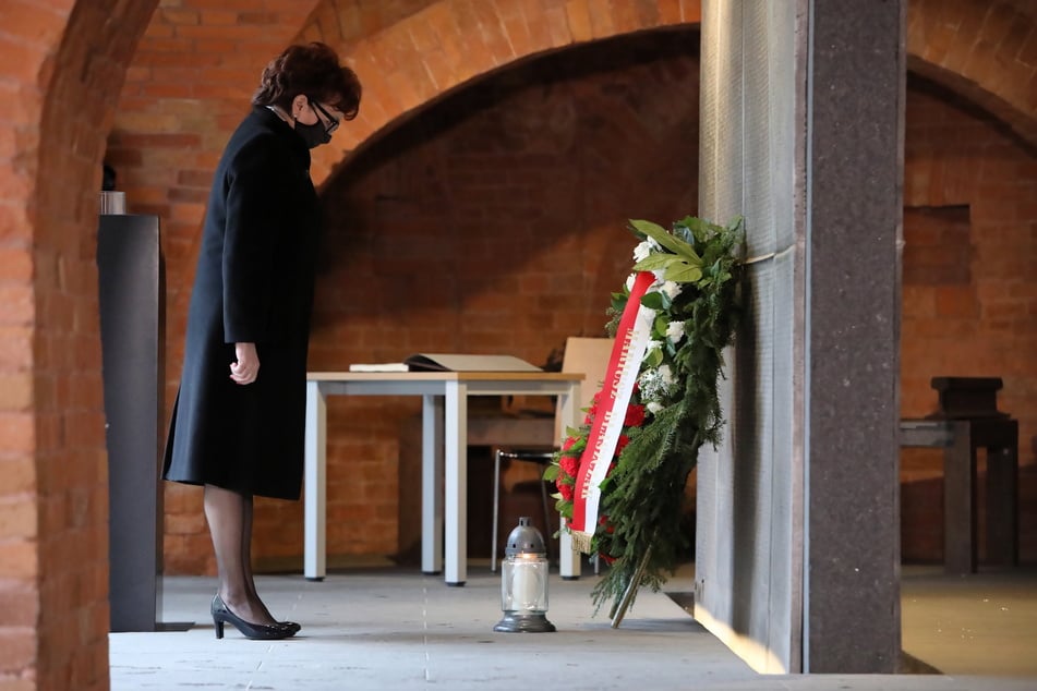 Die Abgeordnete des Sejm, Elzbieta Witek (64), legt im April 2021 vor dem Katyn-Museum in der Warschauer Zitadelle Blumen nieder.