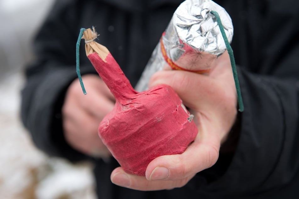 Illegale Tschechen- oder Polen-Böller können tickende Zeitbomben sein. Explodieren sie in der Hand, sind schwere oder tödliche Verletzungen die Folge. (Symbolbild)