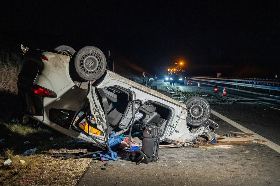 Einsatzkräfte mussten den Verletzten aus dem Auto befreien.