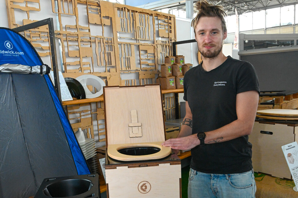 Patrick Baudisch präsentiert die BoxLoo-Trenntoilette auf der Leipziger Messe.