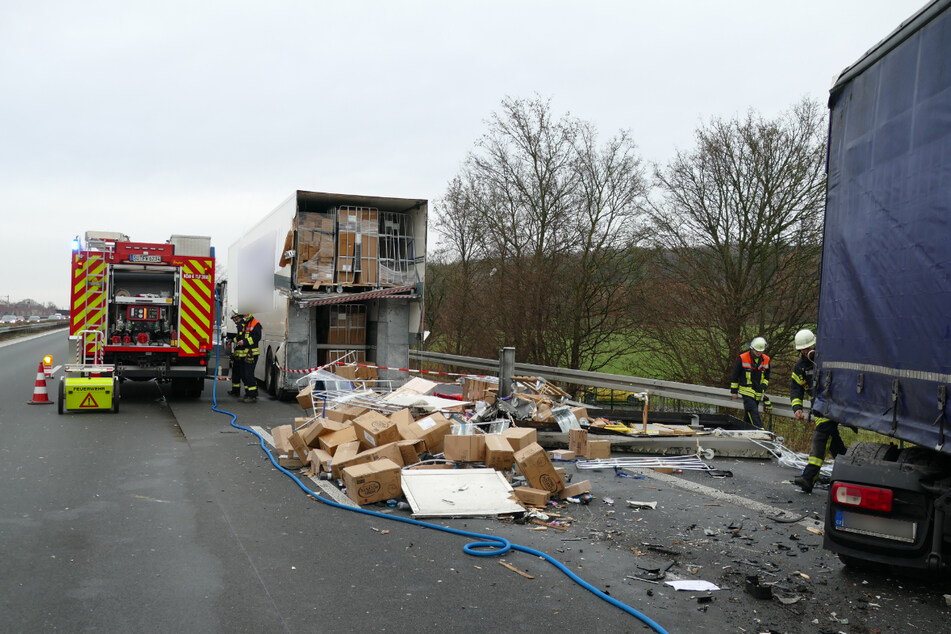 Einer der am Unfall beteiligten Lastwagen hatte Güter für einen Supermarkt geladen.