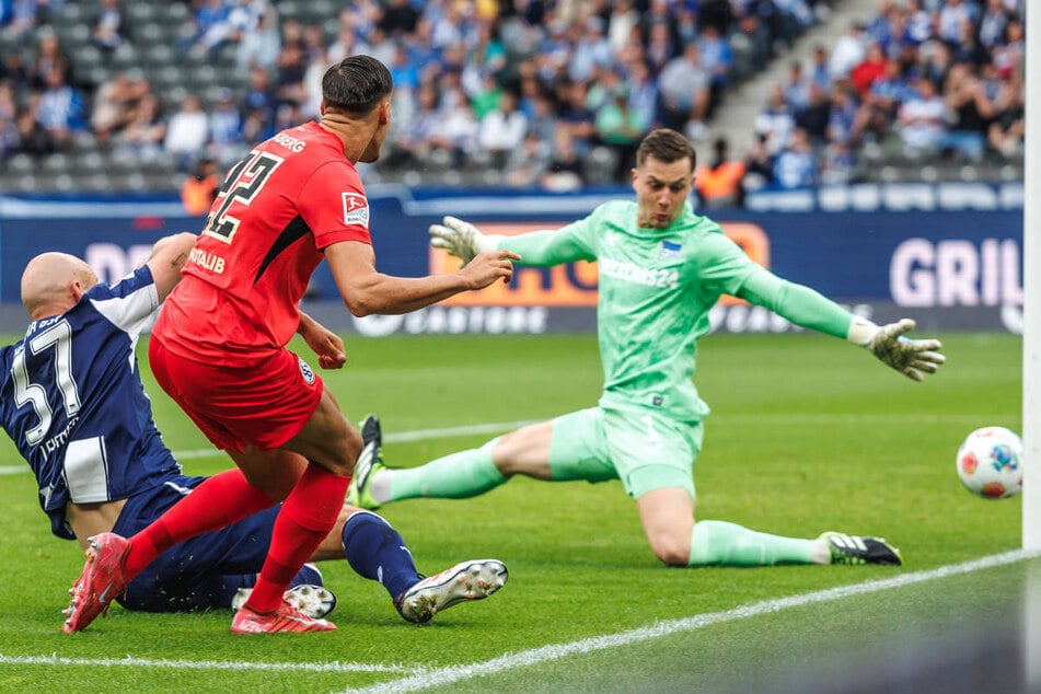 Younes Ebnoutalib (M.) schiebt den Ball zur Elversberger Führung an Tjark Ernst (r.) vorbei - Toni Leistner kommt mit seiner Grätsche zu spät.