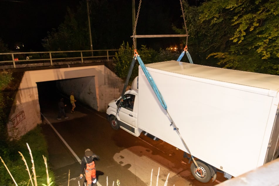 Mit einem Kran wurde der Transporter aus seiner misslichen Lage befreit.