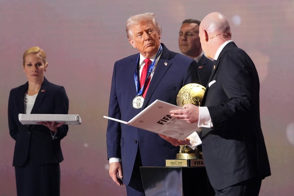 Donald Trump (79, l.) hat den neuen Friedenspreis des Fußball-Weltverbandes erhalten.