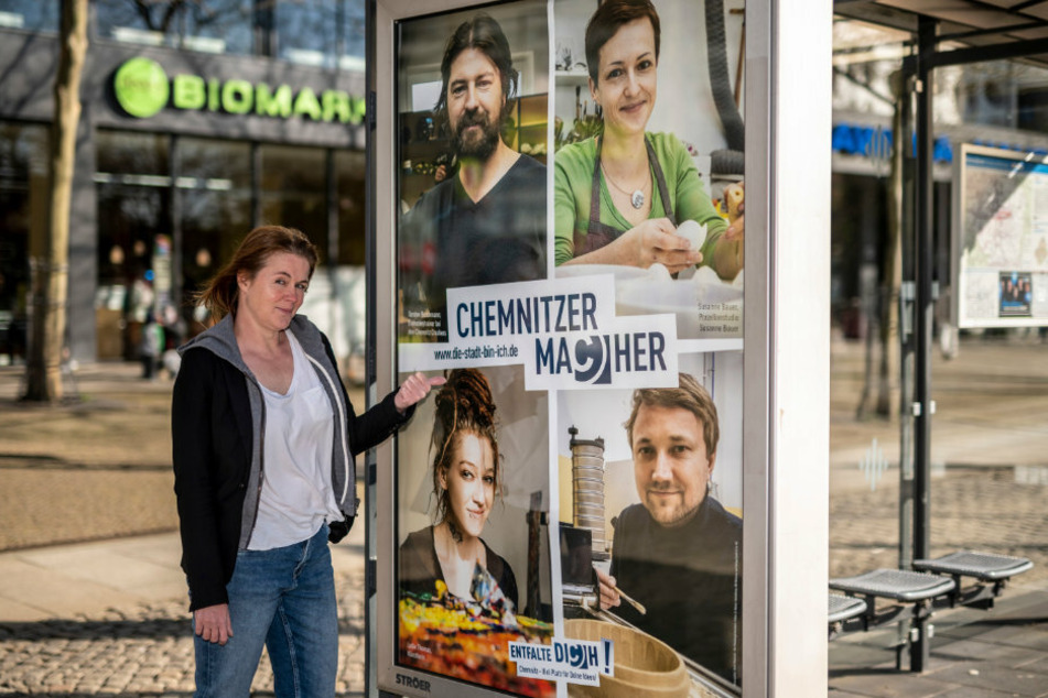 Jenny Zichner vom Bewerbungteam Kulturhauptstadt zeigt eine Werbefläche in der Straße der Nationen, die ab Ende Mai zum Ausstellungsrahmen für Kunst wird.