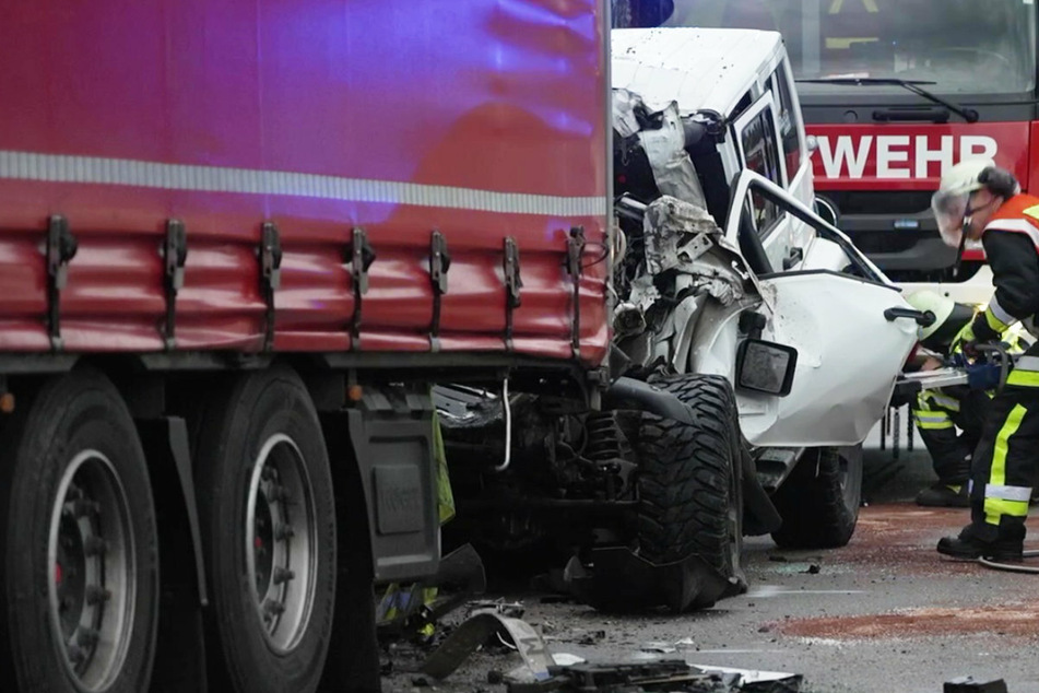 Unfall A8: Horror-Unfall: Jeep kracht auf Rastplatzeinfahrt in Lkw! Für Fahrer kommt jede Hilfe der Retter zu spät