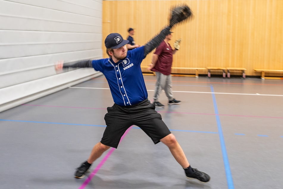 Während des Trainings hallen deutsche, englische und spanische Kommandos übers Feld.