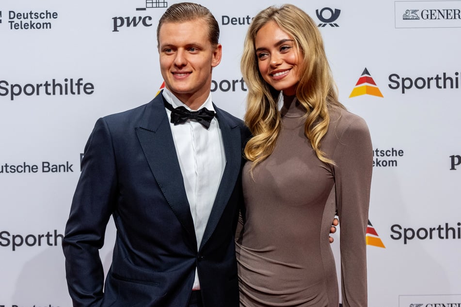 Mick Schumacher (25) präsentiert seine Freundin Laila Hasanovic (23) stolz beim "Ball des Sports" in Frankfurt.