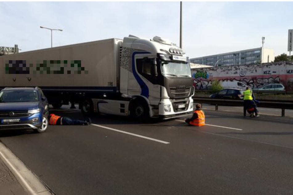 Auf der A100 in Berlin blockieren Aktivisten der "Letzten Generation" den Verkehr.