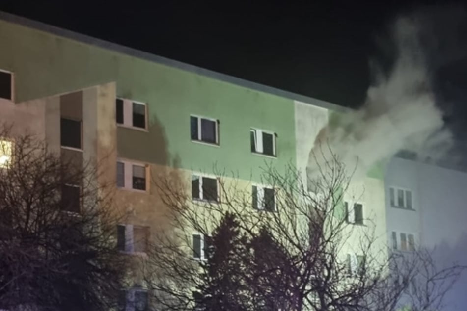 Fünf Feuerwehren bei Brand im Einsatz: Zwei Mehrfamilienhäuser evakuiert