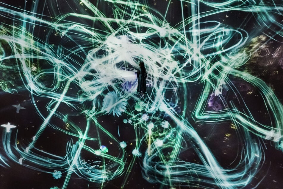 Die Kunstwelten des Kunstkollektivs "teamLab" verändern sich je nach der Interaktion mit den Besuchenden.