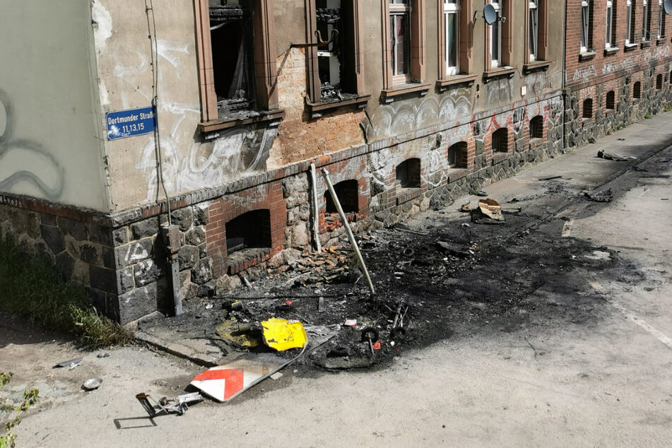 VW kracht in Leipzig gegen Hauswand: Auto in Flammen, Fahrer stirbt