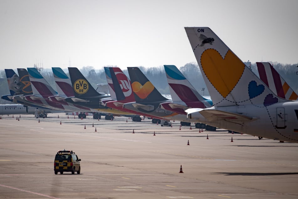 Bevor das Landeverbot für Passagiermaschinen aus Großbritannien in NRW in Kraft tritt, sind noch einzelne Flugzeuge aus dem Vereinigten Königreich gelandet (Symbolbild).