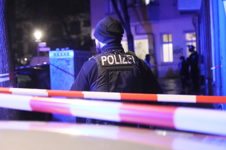 Die Polizei hatte zuvor ein Lokal durchsucht, als das Tier plötzlich angegriffen haben soll.